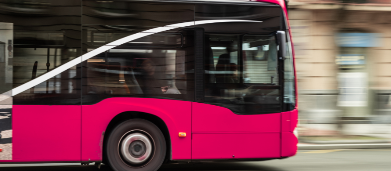 Autobus szybko jedzie przez miasto.