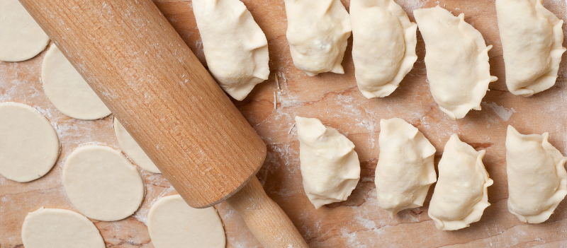 Stolnica z wałkiem do ciasta i pierogami.