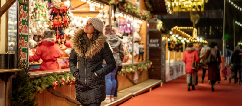 jarmark bożonarodzeniowy w niemczech, stragany, światełka, tłum ludzi