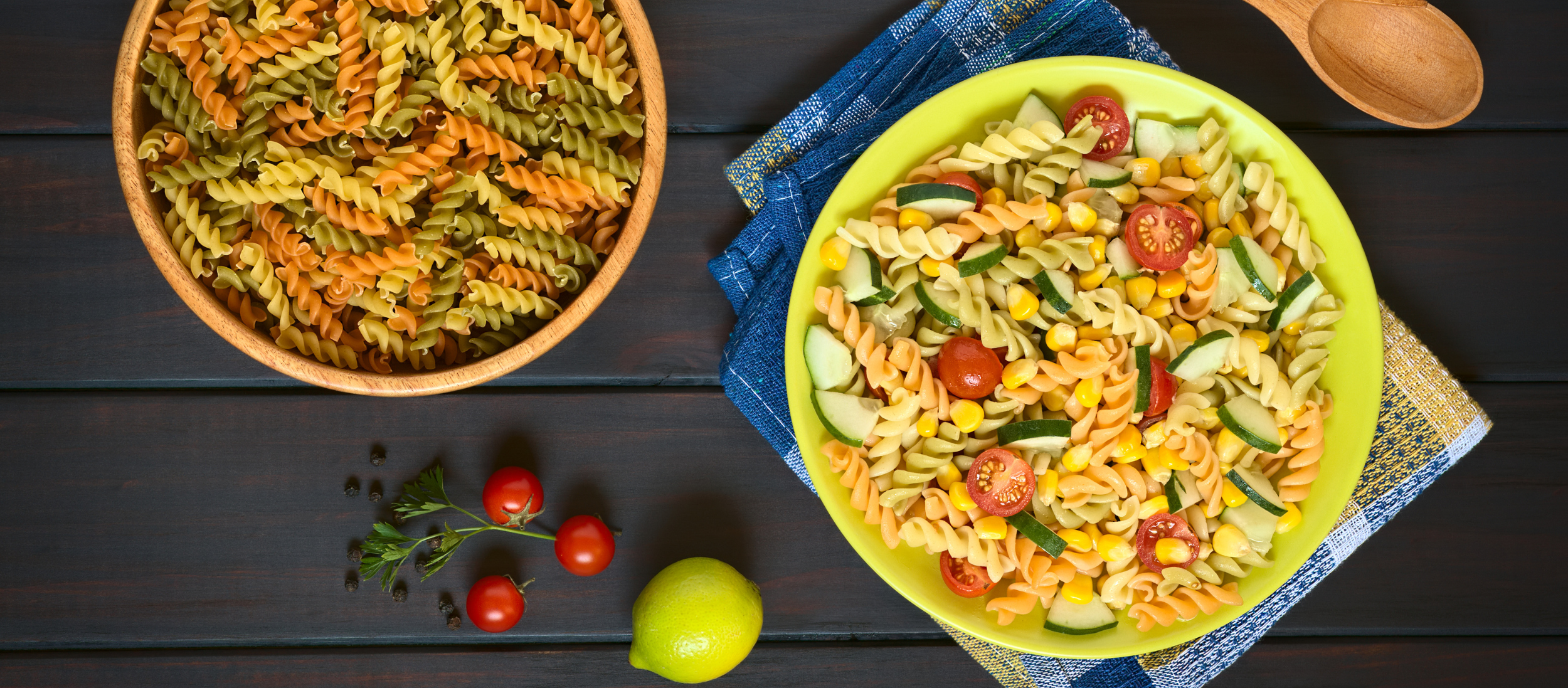 sałatka makaronowa z ogórkiem i kukurydzą