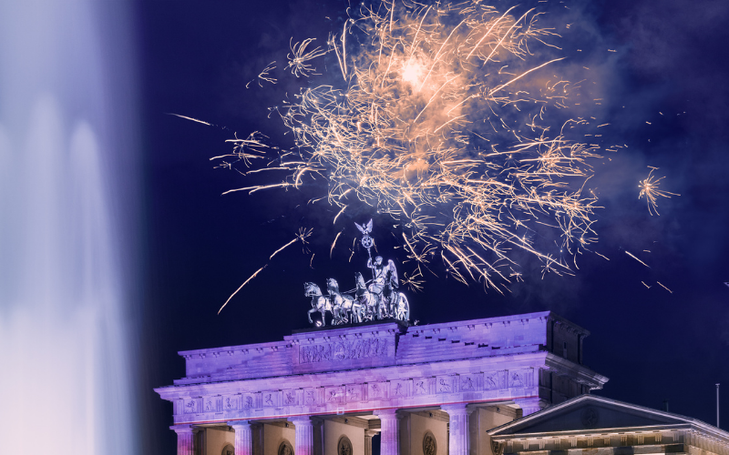 noc sylwestrowa przy bramie brandenburskiej, pokaz fajerwerków