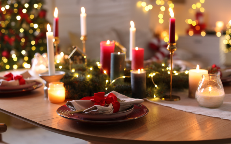 wieniec adwentowy i przystrojony stół wigilijny podczas świąt w niemczech